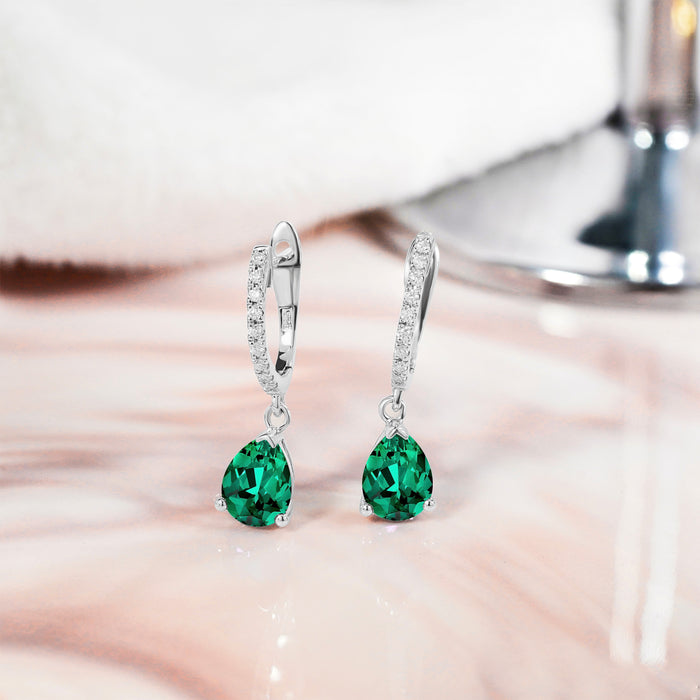 シルバー/K18WGP 合計2.25ct. ペアシェイプカット パヴェセット ハギーフープ 優美な5月の誕生石エメラルドピアス