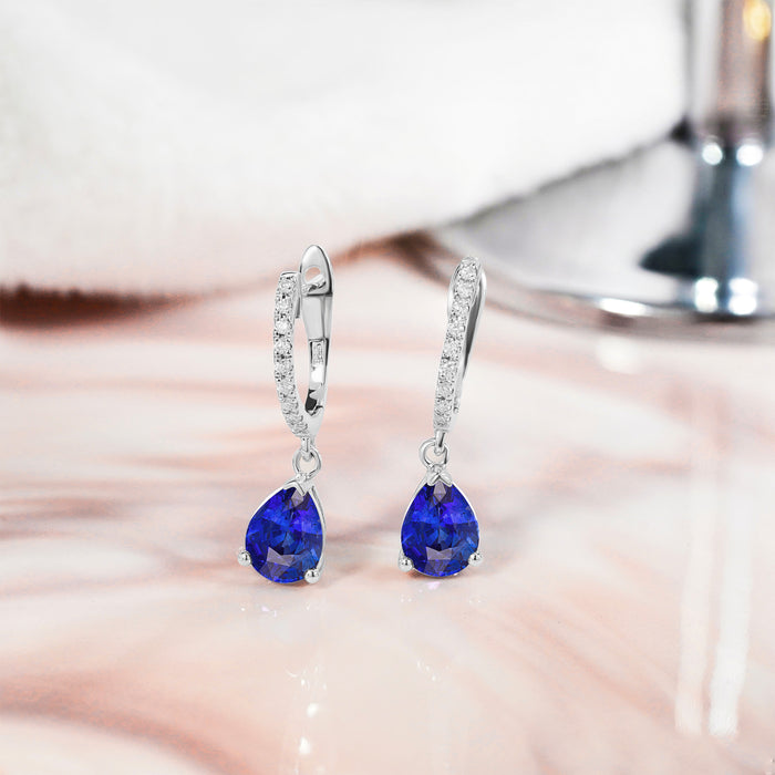 シルバー/K18WGP 合計2.25ct. ペアシェイプカット パヴェセット ハギーフープ エレガントな9月の誕生石サファイアピアス
