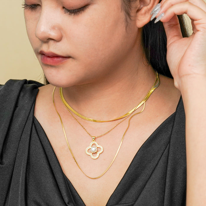 マルチレイヤーネックレス　フローラルペンダント　イエローゴールドメッキ
