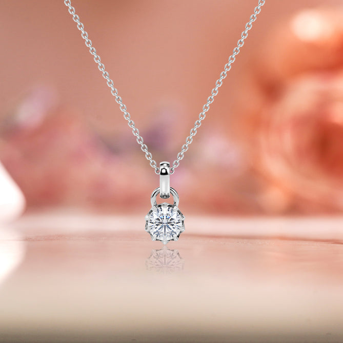 K10 クラウンモチーフ ダイヤモンドペンダント・ネックレス（合計0.25ct／ラウンドカット）