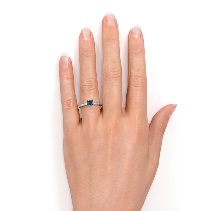 K10ホワイトゴールド 0.5 ct プリンセスカット 合成アレキサンドライトリング