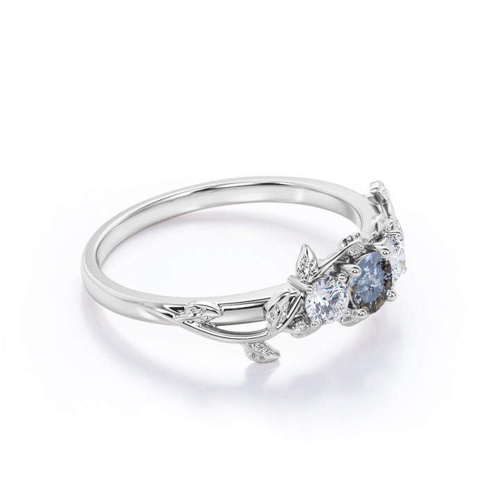 K10ホワイトゴールド／ソルト＆ペッパーダイヤモンド リング／3石／合計0.35ct/リーフモチーフ　