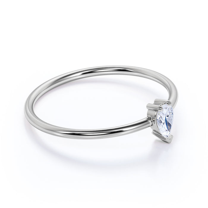 K10 天然ダイヤモンドリング（0.15ct／ペアシェイプカット／重ね付けリング）