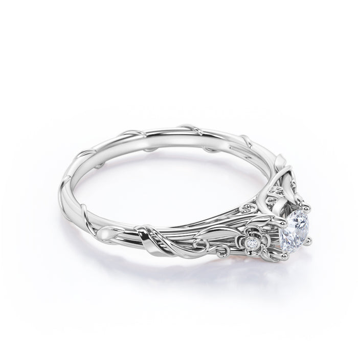 K10 モアサナイトリング（0.53ct／フラワーモチーフ／2粒メレダイヤモンド）