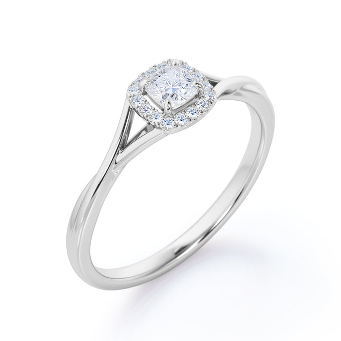 K10 モアサナイトと天然ダイヤモンドヘイローリング（クッションカット／0.75ct）