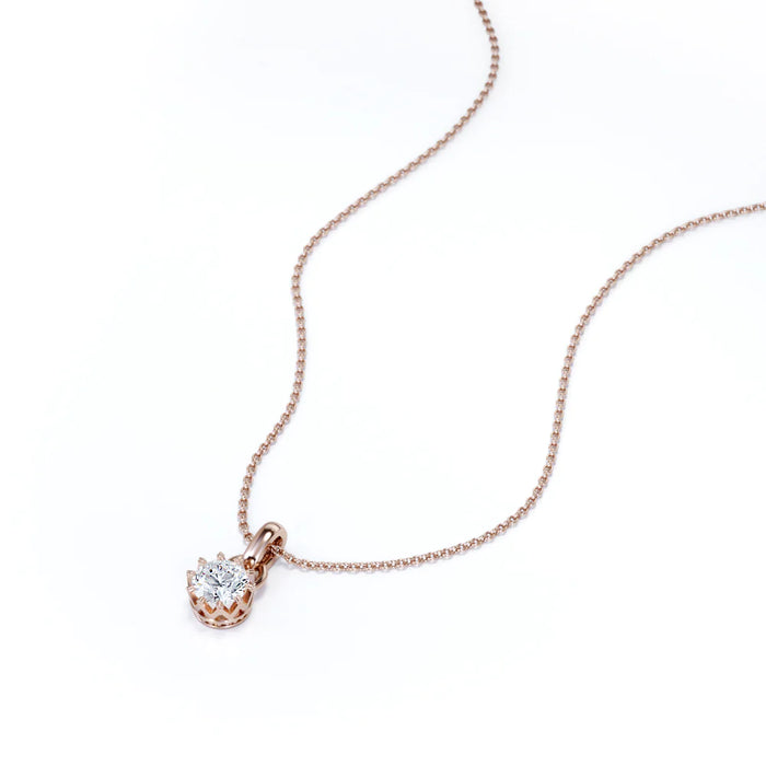 K10 クラウンモチーフ ダイヤモンドペンダント・ネックレス（合計0.25ct／ラウンドカット）