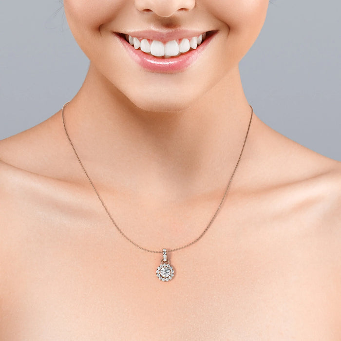 K10 ダイヤモンド ヘイローペンダント・ネックレス（合計0.50ct／ラウンドカット／4爪留め）